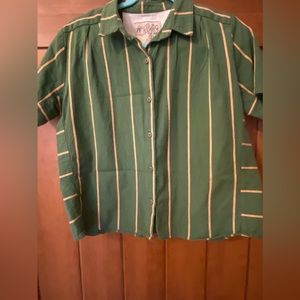 Super cute crop collared shirt